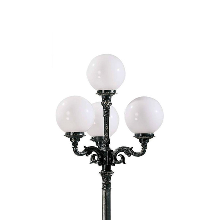 Réverbère LYON avec ses 4 luminaires sphérique opaques 2,55m