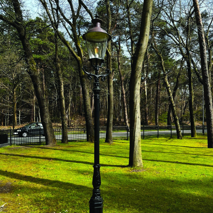 Lampadaire DUSSELDORF avec son luminaire rond classique 3,25m